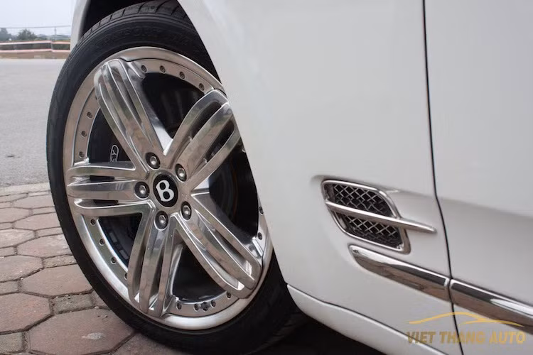 Xe được trang bị bộ mâm thể thao 5 cánh với kích thước 21 inch được mạ chrome bóng loáng, chính giữa là logo chữ B của thương hiệu xe sang Bentley. Khoang chứa đồ của xe có thể tích rất lớn, được mở ra bằng cách nhấn vào chữ B trên logo có cánh gắn ở nắp khoang hành lý.