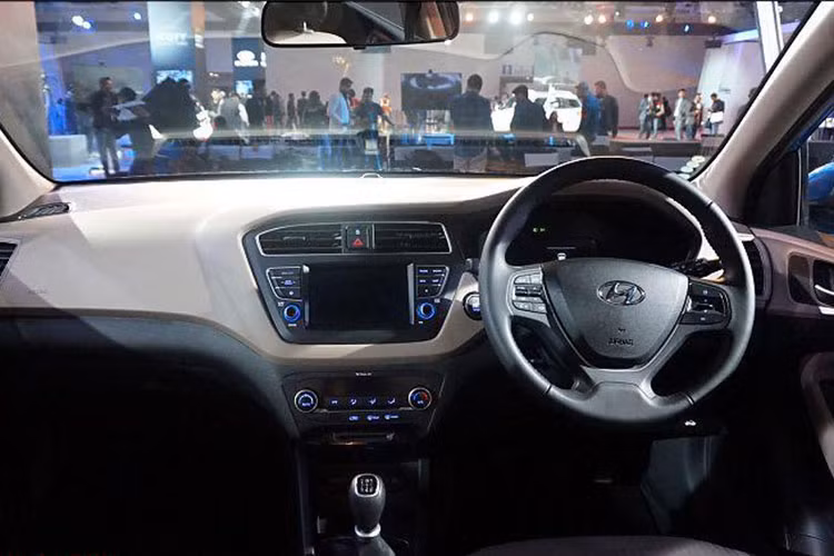 Bên trong nội thất Hyundai i20 2018 sẽ là các tùy chọn cửa gió điều hòa màu cam hay đỏ phụ thuộc tông màu (đỏ - trần đen). Khu vực bảng điều khiển khá đơn giản bao gồm vô-lăng 3 chấu tích hợp một vài phím chức năng cơ bản, điều hòa không khí vùng tập trung ở chính giữa bảng táp-lô, ghế ngồi bọc vải nỉ thông thường.