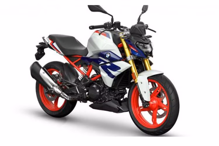 Hiện tại, mẫu naked-bike cỡ nhỏ này đang được bán ra bởi BMW Motorrad Việt Nam. Mức giá xe BMW G310R được nhiều người dùng Việt đánh giá là khá "chát" so với nhiều thị trường Đông Nam Á khác, lên tới gần 200 triệu đồng.