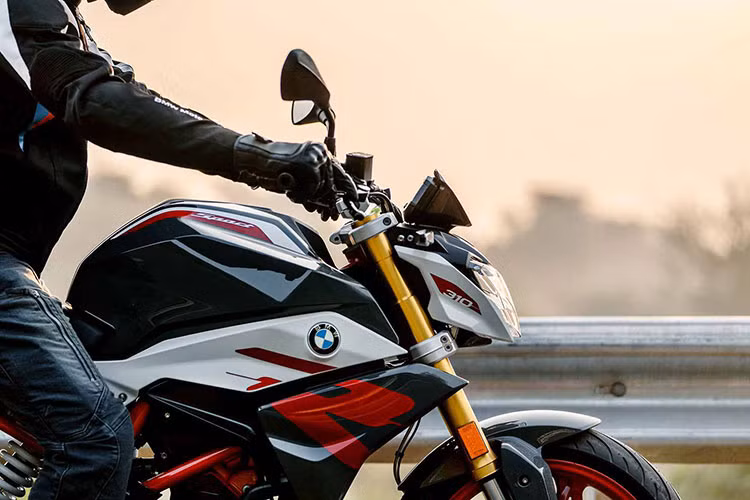 Ở thiết kế bên ngoài cũng như trang bị cơ bản, BMW G310R 2022 vẫn sẽ được giữ nguyên thiết kế với dàn vỏ nhựa cánh gió hoành tráng kéo dài xuống động cơ, cùng với đó là bộ khung mắt cáo nổi bật và đẹp mắt.