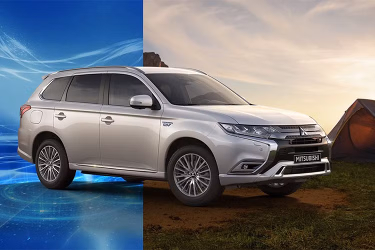 Về thiết kế ngoại thất, mẫu crossover cỡ trung Outlander được “khoác” một lớp áo mới sang trọng hơn với lưới tản nhiệt dạng tổ ong, kết hợp đàn pha halogen dạng Projector, cản phía trước và sau cũng được thay đổi mở rộng hơn đi kèm mâm xe hợp kim nhôm hai tông màu 18 inch.