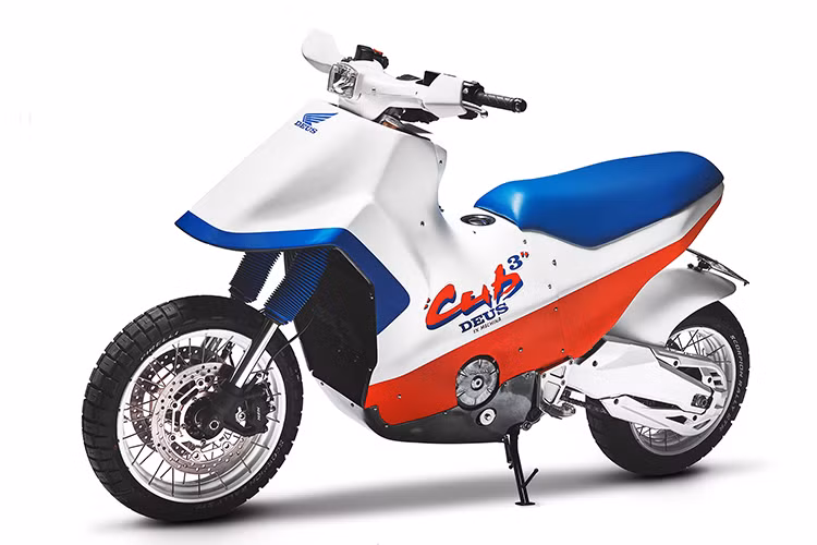 Mẫu siêu xe ga Honda X-ADV địa hình vốn là tác phẩm ra đời từ studio thiết kế chủ lực của Honda tại Kumamoto. Mới đây, một xưởng độ Deus tại Ý đã "biến hình" X-ADV từ một chiếc siêu xe tay ga Adventure trở thành chiếc xe chạy phố với cái tên vô cùng đáng yêu: "Cub Cubed".