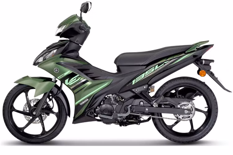 Hệ thống treo bao gồm phuộc ống lồng không thể điều chỉnh ở phía trước và giảm xóc đơn có thể điều chỉnh tải trước ở phía sau.