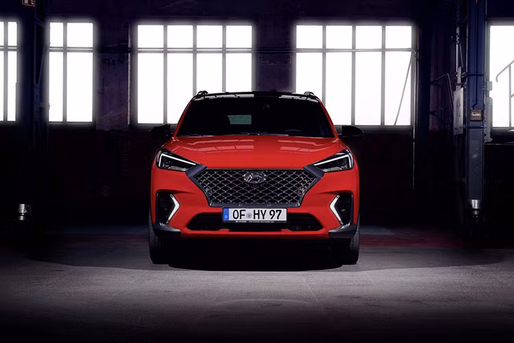 Bên cạnh đó, hãng xe ôtô Hyundai còn bổ sung viền chân kính màu đen và tay nắm cửa trùng màu thân xe cho Tucson N Line 2019. Những điểm nhấn khác trong thiết kế ngoại thất của Hyundai Tucson N Line 2019 như bộ vành hợp kim 19 inch, cánh gió mui, nóc và vỏ gương chiếu hậu đều được sơn màu đen.