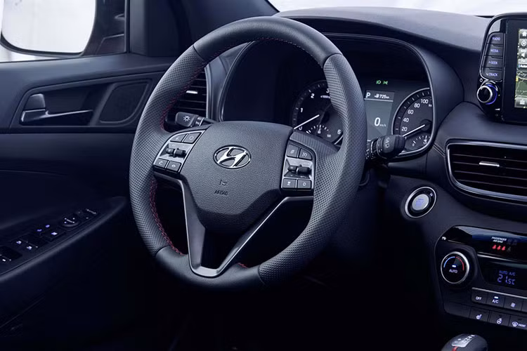Ngay cả cần số của xe cũng có điểm nhấn màu đỏ "tông xuyệt tông" trong khi bộ pedal được làm bằng nhôm sáng bóng mang đậm chất thể thao.