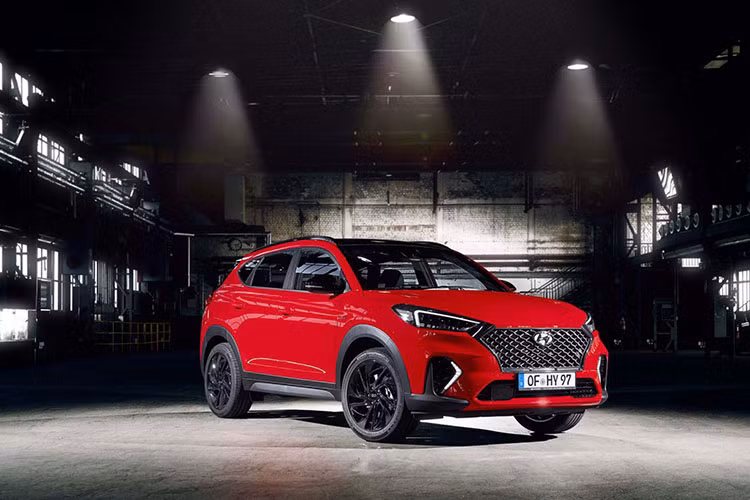 Trái với dự đoán của nhiều người, hãng Hyundai đã không vén màn phiên bản thể thao N Line của dòng crossover cỡ C Tucson trong triển lãm Ô tô Geneva 2019. Sau khi sự kiện này kết thúc, hãng xe hơi Hàn Quốc mới giới thiệu mẫu Hyundai Tucson N Line 2019 mới ra thị trường.