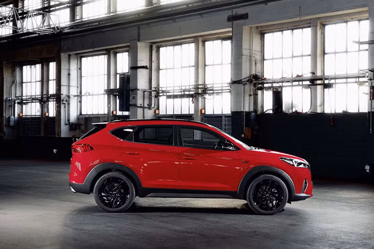 Nhằm giúp tạo sự khác biệt cho Tucson N Line 2019, hãng Hyundai đã cải tiến thiết kế bên ngoài theo phong cách thể thao hơn. Ví dụ như phần đầu xe có cản trước cải tiến với hốc gió khác biệt, dải đèn LED định vị ban ngày cải tiến, lưới tản nhiệt mạ crôm màu tối và viền màu đen xung quanh đèn pha.