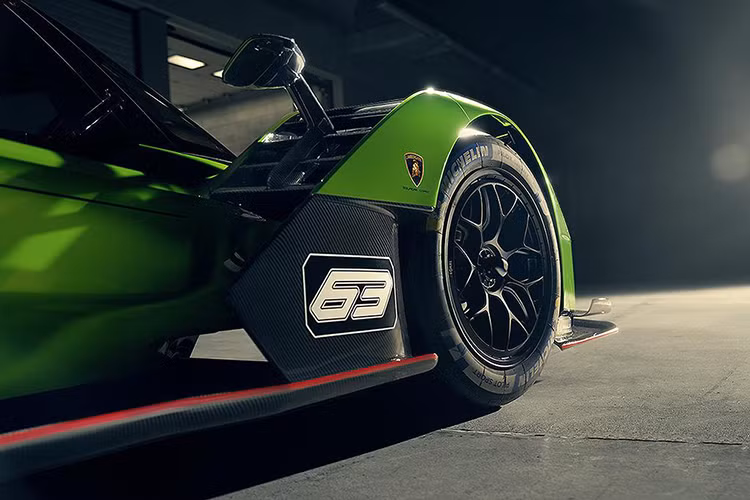 Lamborghini thông báo rằng họ sẽ sử dụng hệ truyền động hybrid, bao gồm động cơ đốt trong tăng áp kép 90° V8 và các thành phần hệ thống truyền động hybrid tiêu chuẩn do Williams Advanced Engineering, Bosch và Xtrac cung cấp, cho công suất kết hợp tối đa có thể là 671 mã lực. Mối quan hệ hợp tác với Iron Lynx để vận hành đội ngũ nhà máy được công bố vào tháng 11/2022.