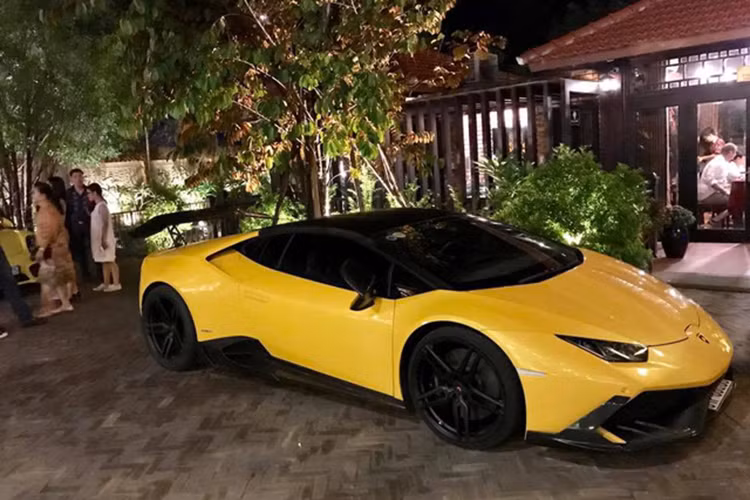 Lamborghini Huracan độ "khủng" của Cường Đô la từng được vận chuyển ra Đà Nẵng vào dịp lễ 30/4 và 1/5/2017 nên nhiều người nghĩ tay chơi này đưa siêu xe ra đây để du lịch. Tuy nhiên, vài ngày sau đó, tin tức "siêu bò" này được bán cho một người chơi xe tại Đà Nẵng mới được tiết lộ. 