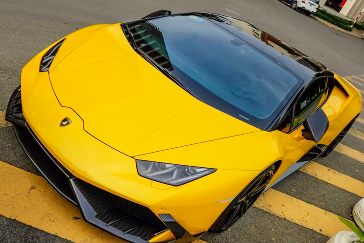 Đây cũng là chiếc Lamborghini Huracan độ "khủng" thứ 2 có mặt tại Đà thành. Trước đó, một chiếc siêu xe Huracan khác được độ theo phong cách Vorsteiner của Mỹ với gói nâng cấp ngoại thất Verona Edizione có tổng trị giá 240 triệu đồng cũng xuất hiện tại đây nhưng với tông màu khác.
