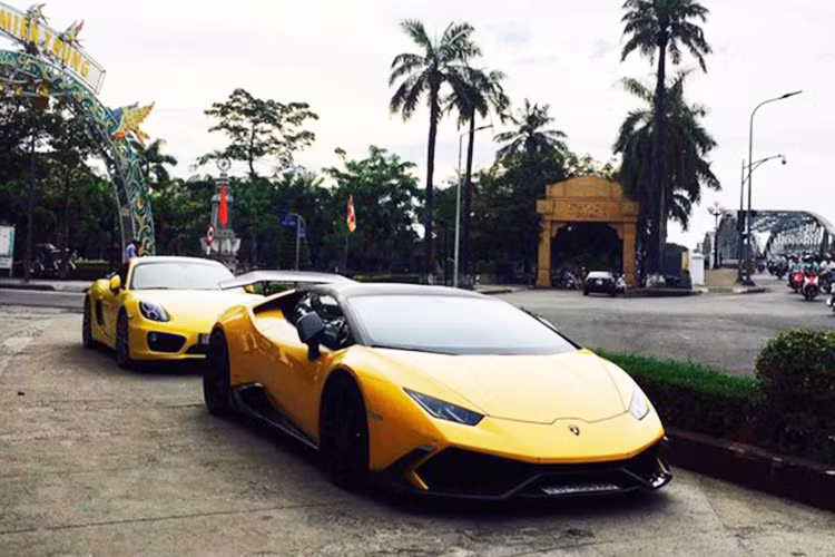 Vào cuối tuần vừa qua, chiếc siêu xe Lamborghini Huracan LP610-4 màu vàng, độ "khủng" đã bất ngờ xuất hiện tại thành phố Huế gây sự chú ý lớn với giới mê xe. Được biết, siêu xe này sau quá trình được đại gia siêu xe Cường Đô la độ body kit Hamann đã bán cho một tay chơi Đà Nẵng.
