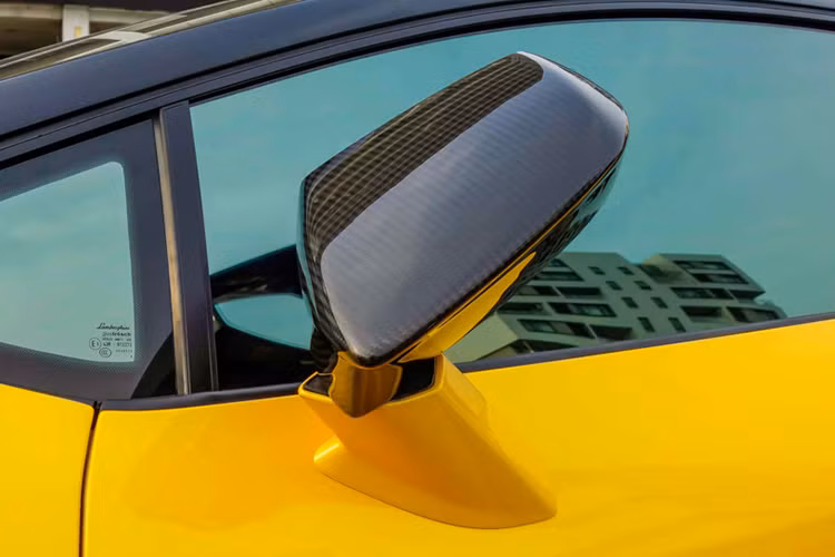 Siêu xe Lamborghini Huracan được trang bị động cơ V10, dung tích 5,2 lít, sản sinh công suất 610 mã lực và mô-men xoắn cực đại 560Nm. "Siêu bò" tăng tốc từ 0-100 km/h trong 3,2 giây trước khi đạt vận tốc tối đa 325 km/h. Trong ký hiệu LP610-4, số 610 tượng trưng cho công suất, còn 4 tượng trưng cho hệ dẫn động 4 bánh.