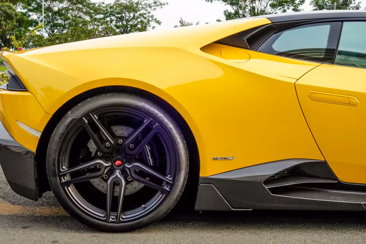 Được biết, trong số 10 chiếc siêu xe Lamborghini Huracan xuất hiện tại thị trường Việt Nam trong thời gian qua, siêu xe của đại gia Cường Đô la là 1 trong 3 chiếc có gói độ ngoại thất công phu nhất và sở hữu "bộ cánh" vàng rực độc nhất vô nhị và từng mang biển số "tứ quý 8" cực đẹp. Theo nhiều nguồn tin thì đây từng là chiếc xe của thiếu gia đình đám nhà Novaland.
