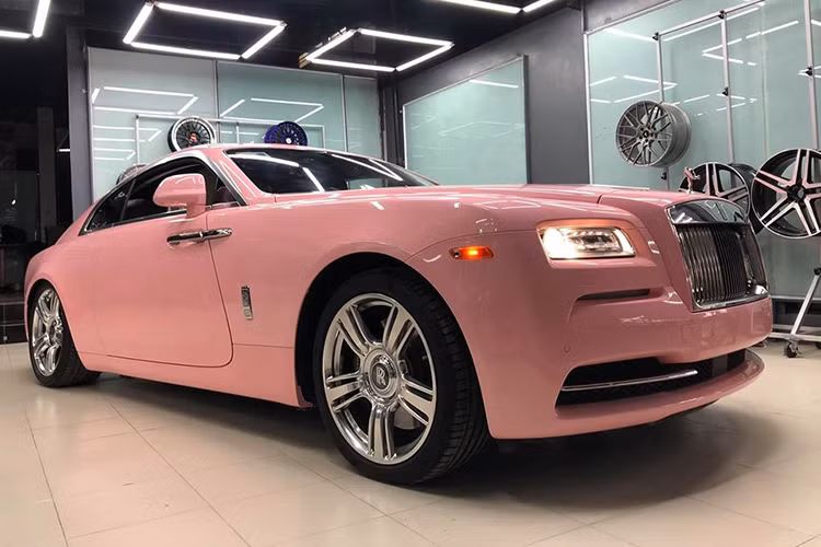 Theo hình ảnh từ xưởng chăm sóc xe, nơi phụ trách việc dán đề-can ngoại thất cho chiếc Rolls-Royce Wraith màu hồng này đăng tải, để có thể hoàn thành việc tân trang lại toàn bộ bên ngoài của xe sang gam màu hồng cá tính, xưởng độ này đã phải tháo bỏ từng chi tiết của xe ra nhằm đảm bảo sự tỉ mỉ và chỉn chu tối đa của lớp dán. 