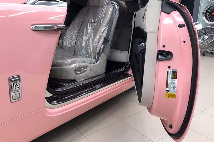 Xe siêu sang Rolls-Royce Wraith vẫn sử dụng khối động cơ V12, dung tích 6.6 lít, sản sinh công suất tối đa 623 mã lực tại vòng tua máy 5.600 vòng/phút và mô-men xoắn cực đại đạt 800 Nm tại dải vòng tua máy 1.500 – 5.500 vòng/phút. Động cơ kết hợp với hộp số tự động ZF 8 cấp cùng hệ dẫn động cầu sau. 