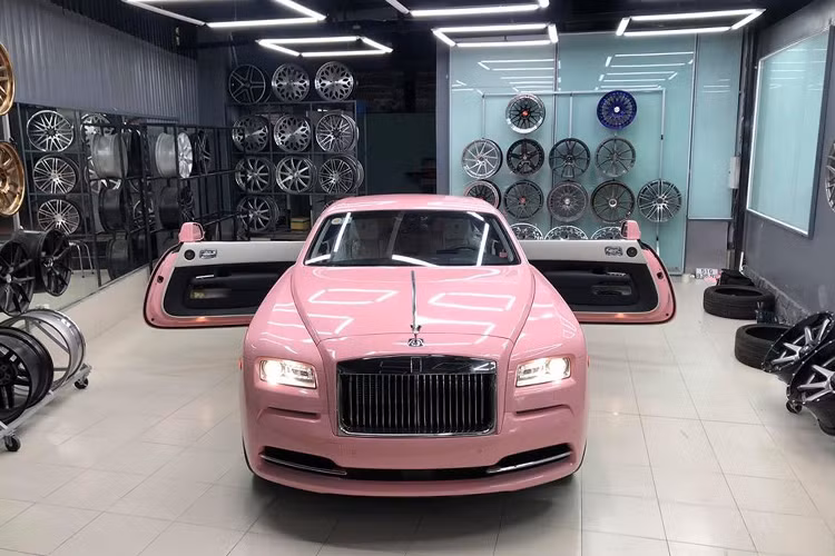 Coupe siêu sang Rolls-Royce Wraith chỉ mất thời gian 4,6 giây là có thể tăng tốc lên 100 km/h từ vị trí xuất phát trước khi đạt tốc độ tối đa 250 km/h. Giá xe Rolls-Royce Wraith chính hãng hiện nay tại thị trường Việt Nam bán ra khoảng 33,65 tỷ đồng. 