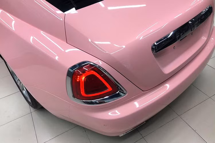 Chiếc Rolls-Royce Wraith màu hồng trong bài viết ban đầu có màu sơn ngoại thất trắng tinh khôi và thuộc thế hệ xe Series-1. Là một mẫu xe 2 cửa với kiểu dáng coupe, Wraith sẽ kén khách hàng hơn so với 2 người anh em là mẫu Ghost và Phantom. Tuy nhiên, điều đó vẫn không hề làm ảnh hưởng tới sức hút của mẫu xe này và bằng chứng chính là những con số rất ấn tượng về doanh số bán ra trên toàn cầu của nó.