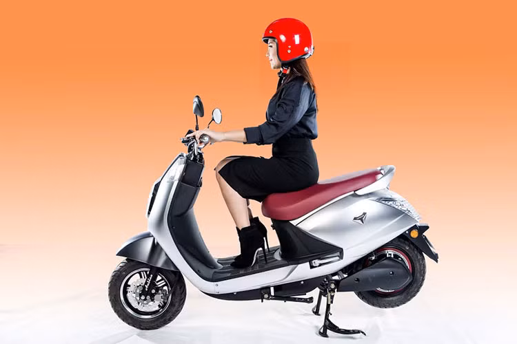 Nằm bên dưới yên xe là cốp đựng đồ dung tích lớn chứa được một mũ bảo hiểm nửa đầu cùng nhiều vận dụng cá nhân... Dung tích cốp xe là 37 lít. Xe có điện áp 60V sử dụng 5 bình ắc quy có điện lượng 20Ah. Anbico Diamond sở hữu khối động cơ Ananda mới nhất sản sinh công suất tối đa 1000W. Tốc độ tối đa 45 km/h, quãng đường đi được là 80km/1 lần sạc.