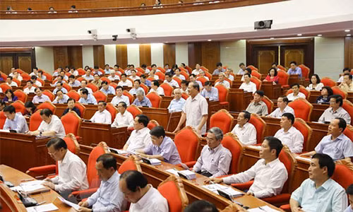 Đại biểu dự Hội nghị lần thứ bảy Ban Chấp hành Trung ương Đảng Cộng sản Việt Nam thảo luận tại hội trường. (Nguồn: TTXVN)