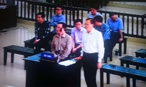 Nguyễn Quốc Khánh - Phùng Đình Thực đối chất tại tòa.