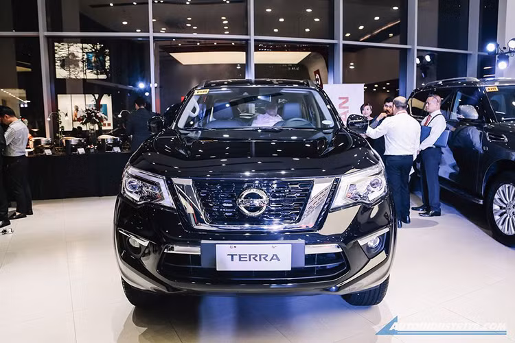 Mẫu xe SUV Nissan Terra xuất hiện lần đầu tiên trên thế giới tại Trung Quốc hồi tháng 4/2018 nhưng chỉ có bản 5 chỗ ngồi. Xe sở hữu chiều dài tổng thể 4.882 mm, rộng 1.850 mm, cao 1.835 mm và chiều dài cơ sở 2.850 mm. Xe sử dụng khung gầm sát-xi rời, được trang bị lưới tản nhiệt V-Motion đặc trưng của gia đình Nissan.