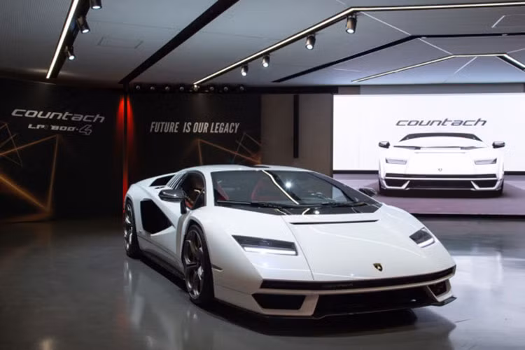  Lamborghini Countach thế hệ mới được lấy cảm hứng từ khá nhiều dòng xe huyền thoại trong quá khứ của thương hiệu, trong đó, phần đầu xe sở hữu đèn pha hình thang, mũi xe khá "hiền" và hốc gió hình chữ nhật, tổng thể trông rất giống với chiếc LP5000 QV Quattrovalvole đời 1985.
