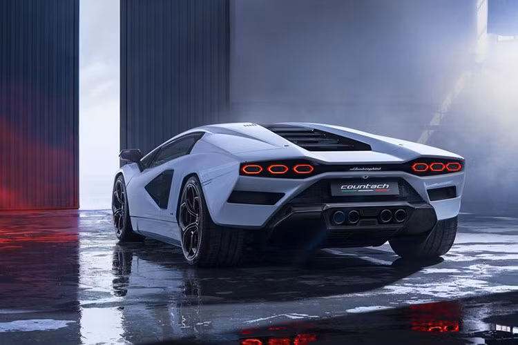 Bộ mâm của siêu xe Lamboghini Countach LPI 800-4 thế hệ mới có vẻ ngoài cổ điển với kích thước 20 inch ở cầu trước và 21 inch cho cầu sau, đi kèm lốp Pirelli P Zero Corsa. Kết cấu thân xe khiến nhiều người liên tưởng đến mẫu Countach thử nghiệm năm 1971, đặc biệt là phần mui và kính chắn gió sau với thiết kế "periscopio".