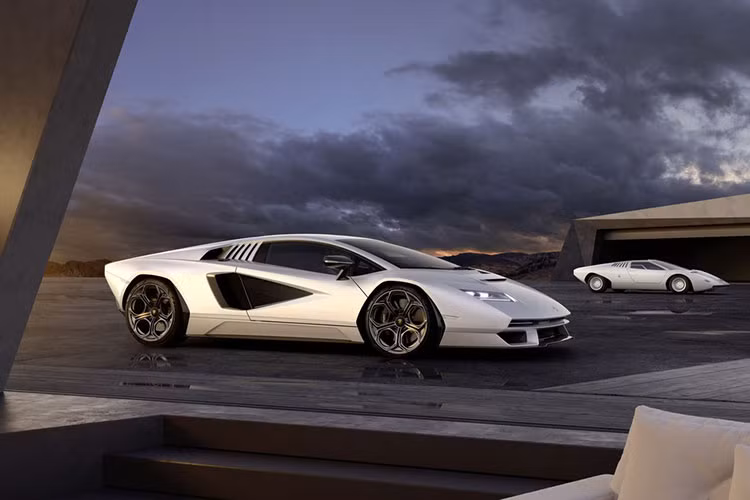 Giá xe Lamborghini Countach LPI 800-4 được công bố lên đến 2,64 triệu USD (tương đương 60,2 tỷ đồng) và chỉ có 112 chiếc được sản xuất, được giao đến khách hàng vào đầu quý I năm 2022. Tuy nhiên, những chiếc xe này đã được bán hết chỉ sau 1 tuần giới thiệu.
