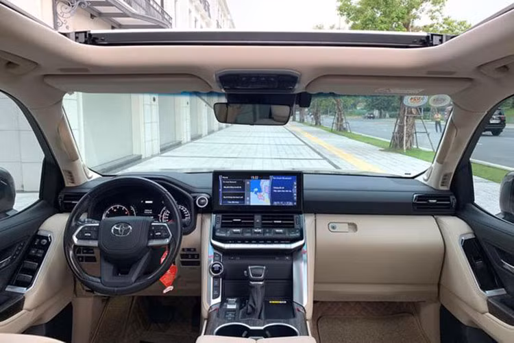 Toyota Land Cruiser 2023 về nội thất, dễ thấy rằng không gian bên trong mẫu SUV 7 chỗ đã được tái thiết kế hoàn toàn để mang lại cho người dùng những cảm xúc mới mẻ hơn, đơn giản, hiện đại và thực sự đẳng cấp.