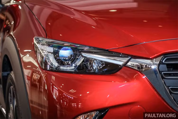 Về mặt thiết bị, Mazda CX-3 bản nâng cấp 2018 sẽ vẫn được trang bị đèn pha tự động dạng LED, đèn sương mù phía trước và đèn hậu full LED. 
