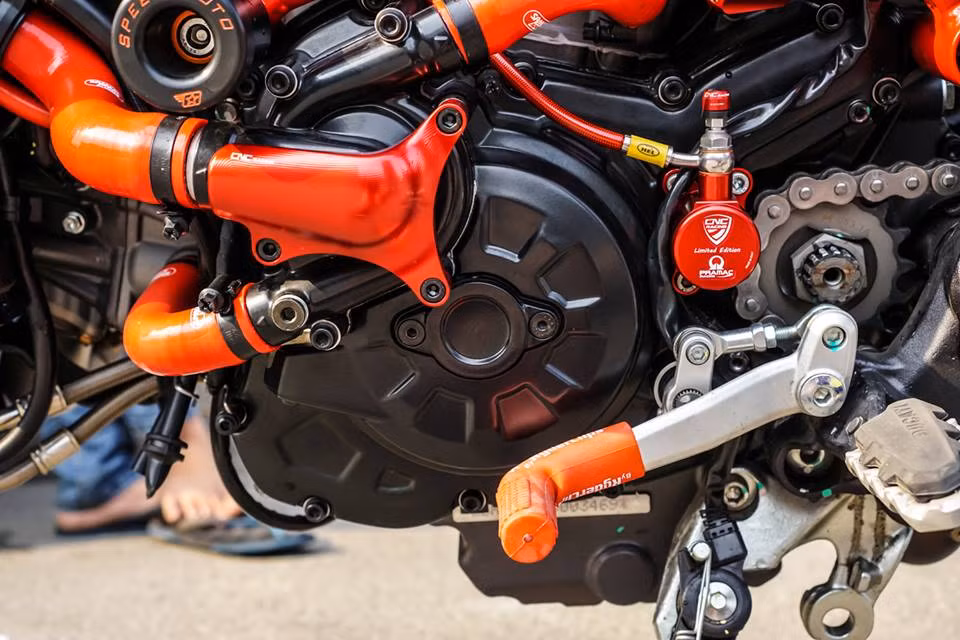 Hypermotard 939 có phuộc trước với khoảng hành trình lên tới 170 mm và phuộc sau 150 mm, trong lượng của xe đạt khoảng 181kg. Khối động Testastretta 11 độ dung tích 937 phân khối trên chiếc xe này cũng đã trở nên tinh tế hơn với một số đồ chơi đẹp mắt đến từ thương hiệu CNC Racing như bộ trợ lực cơn và ốp bảo về bơm nước.