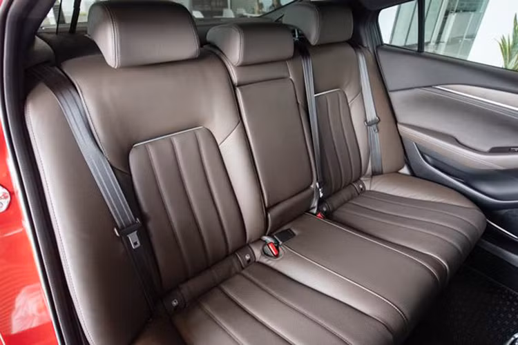 Riêng phiên bản 2.0L Premium, gói tùy chọn cao cấp này còn bổ sung thêm trang bị rèm che nắng kính sau chỉnh điện, tính năng thích ứng thông minh ALH cho cụm đèn chiếu sáng trước và mâm hợp kim 19 inch kèm bộ lốp 225/45R19 giống như phiên bản cao cấp nhất.