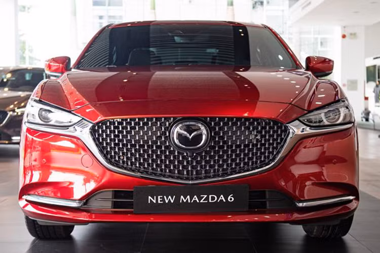 Ở lần nâng cấp giữa vòng đời này, Mazda6 2020 thế hệ mới vẫn tiếp tục được phân phối với 3 phiên bản và theo giới tư vấn bán hàng đồng loạt chào bán, giá khởi điểm của mẫu sedan hạng D này là 889 triệu đồng cho phiên bản tiêu chuẩn 2.0L Luxury, tăng tới 70 triệu đồng so với bản cũ.