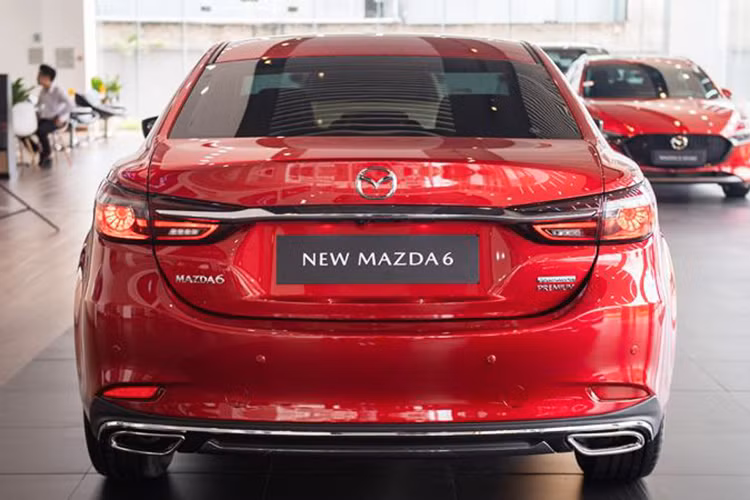 Hai phiên bản còn lại có mức tăng nhẹ nhàng hơn, cụ thể như sau: Giá xe Mazda6 2020 bản 2.0L Premium tiêu chuẩn là 949 triệu đồng, cao cấp là 999 triệu đồng. Giá Mazda6 2020 bản 2.5L Signature Premium tiêu chuẩn 1,049 tỷ đồng, cao cấp là 1,109 tỷ đồng.