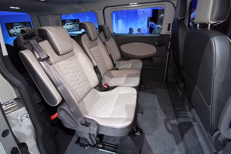 Thông số kỹ thuật và các trang bị của Ford Tourneo tại Việt Nam còn là một ẩn số. Ngay cả các tư vấn bán hàng tuy mở cọc nhưng cũng không đưa thông tin gì thêm cho khách hàng. Ở thị trường nước ngoài, Ford Tourneo có 2 tùy chọn động cơ bao gồm loại máy dầu EcoBlue dung tích 1.5L hoặc máy xăng EcoBoost, dung tích 1.0L, cả 2 đều đi với hộp số tự động 6 cấp.