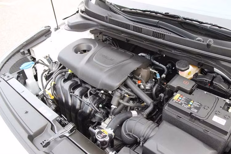 Hyundai Accent Hatchback sở hữu động cơ 4 xi lanh dung tích 1,6 lít công suất tối đa 120 mã lực tại 6.300 vòng/ phút, mô men xoắn cực đại 153 Nm. Hộp số sàn 6 cấp hoặc tự động vô cấp CVT.