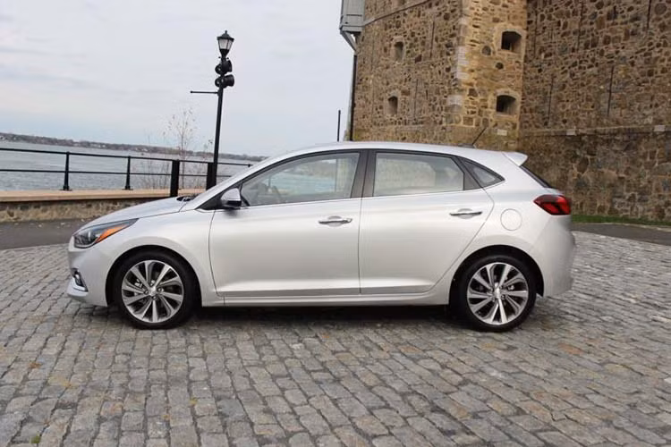 Về ngoại hình Hyundai Accent hatchback mới sở hữu kích thước bao gồm (DxRxC) 4.185×1.729×1.450 mm, chiều dài cơ sở 2.580 mm. Sức chứa khoang hành lý 616 lít.
