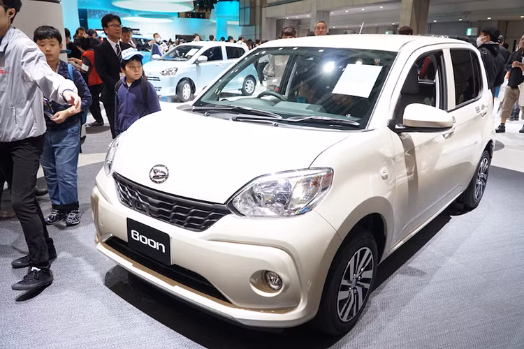 Giống như mẫu xe ôtô cỡ nhỏ Toyota Passo 2017 từng ra mắt tại thị trường Nhật Bản vào năm 2016, chiếc xe ôtô Daihatsu Boon mới này do nhãn hiệu con Daihatsu của Toyota phát triển và sản xuất. Nhưng so với Toyota Passo, Daihatsu Boon có giá khởi điểm cao hơn. Tuy nhiên, bản trang bị cao cấp nhất của Daihatsu Boon lại ấn tượng hơn.