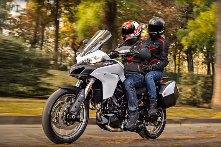 "Trái tim" của xe sẽ là khối động cơ L-Twin Testastretta dung tích 937 cc làm mát bằng dung dịch, sử dụng hệ thống van Desmodromic, sản sinh công suất 113 mã lực tại tua máy 9.000 vòng/phút và mômen xoắn cực đại 96 Nm tại tua máy 7.750 vòng/phút.
