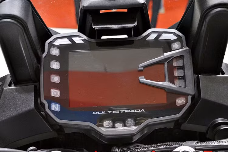 Về trang bị hỗ trợ điện tử, Ducati Multistrada 950 2019 có các trang bị tiêu chuẩn như chế độ lái đa dạng, hệ thống chống bó cứng phanh thông minh ABS Cornering, hệ thống kiểm soát lực kéo DTC, hệ thống hỗ trợ khởi hành ngang dốc VHC và hệ thống tự ngắt đèn xinhan.