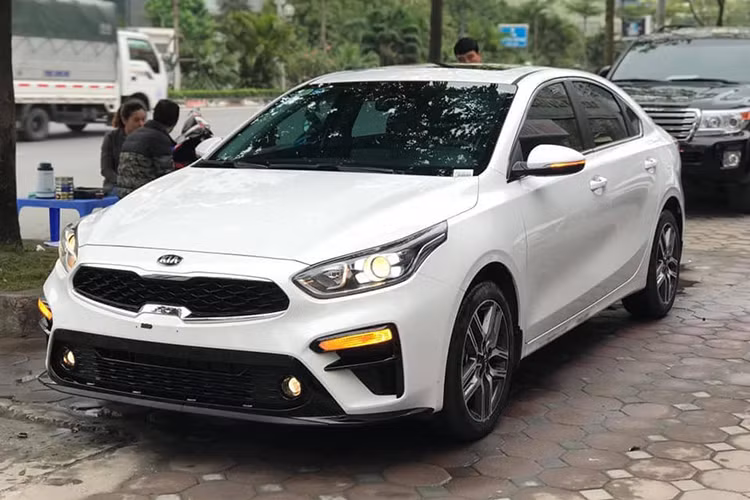Đây có thể được xem là chiếc xe Kia Cerato 2019 "chạy lướt" đầu tiên có mặt trên thị trường xe cũ, vì mẫu xe này chỉ mới ra mắt hồi tháng 12/2018 vừa qua, tức là chủ xe chỉ mới sử dụng được tối đa 3 tháng.