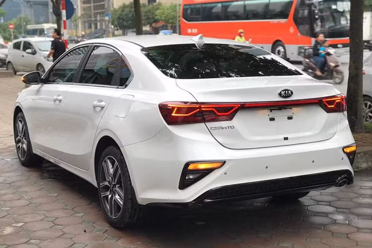 Giá bán xe Kia Cerato mới bản 1.6 Deluxe được Trường Hải (THACO) công bố 635 triệu đồng. cộng thêm các loại thuế, phí để xe lăn bánh rơi vào khoảng 720 triệu đồng. Như vậy, nếu khách hàng mua lại chiếc xe chạy lướt 7.000 km này có thể tiết kiệm được khoảng 40 triệu đồng.