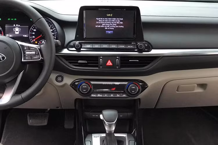 Mẫu xe sedan Kia Cerato 2019 vừa được THACO tung ra cuối năm 2018 có 4 phiên bản, giá cao nhất 675 triệu đồng (chưa bao gồm phí đăng ký để xe lăn bánh). Giá bán của mẫu xe mới cũng tăng nhẹ so với đời cũ, cao hơn 30 triệu đồng và có các lựa chọn động cơ 1.6 và 2.0L.