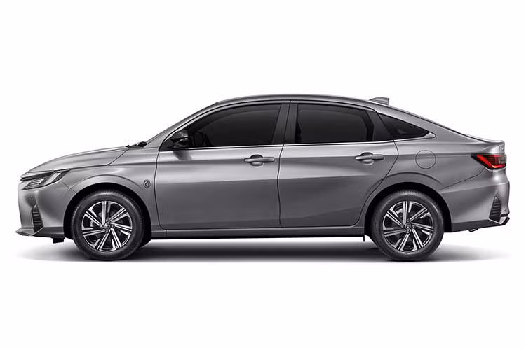 Trong khi đó, tại thị trường Lào, xe lại sử dụng động cơ xăng 1NR-VE Dual VVT-i 4 xi-lanh, dung tích 1.3L như phiên bản cũ, sản sinh công suất tối đa 98 mã lực và mô-men xoắn cực đại 122 Nm. Động cơ đi với hộp số sàn 5 cấp hoặc tự động biến thiên vô cấp CVT.