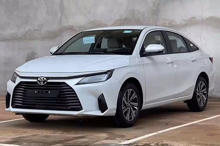 Được phát triển dựa trên cơ sở gầm bệ Daihatsu New Global Architecture (DNGA) dùng chung với Raize, Veloz Cross và Avanza Premio, Toyota Vios mới có kích thước dài x rộng x cao lần lượt 4.425 x 1.740 x 1.480 mm cùng chiều dài cơ sở 2.620mm. So với thế hệ cũ, xe ngắn hơn 17 mm, rộng hơn 10mm, cao hơn 5mm và chiều dài cơ sở tăng 70mm.