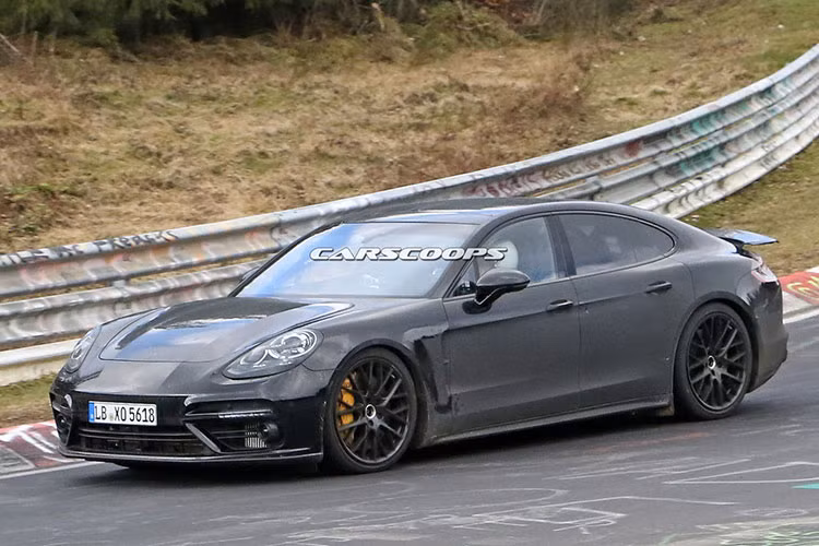 Mẫu xe trong hình là bản Porsche Panamera Turbo với ống xả kép hình vuông cùng má phanh gốm carbon (trang bị tiêu chuẩn). Động cơ bản này dự kiến là loại V8 tăng áp kép so với V6 trên bản tiêu chuẩn, ngoài ra Panamera thế hệ thứ 2 cũng đã được công bố sẽ có bản hybrid.