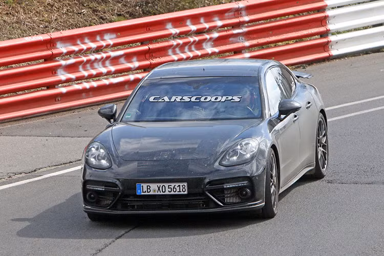 Vừa qua, phiên bản gần như hoàn chỉnh của Porsche Panamera mới - thuộc thế hệ thứ 2, được phát hiện với hình dáng không hề che đậy nhiều đang chạy thử tại đường đua Nurburgring, Đức.