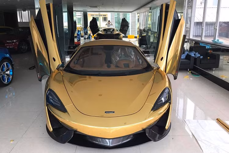 Siêu xe thể thao Anh quốc này được xem là chiếc McLaren 570S Coupe đầu tiên xuất hiện tại Việt Nam, và nó từng thuộc sở hữu tay chơi siêu xe đình đám nhất tại Việt Nam - Cường Đô La. Mới đây siêu xe này đã mang một diện mạo khác hẳn khi được khoác lên mình lớp áo crôm vàng.