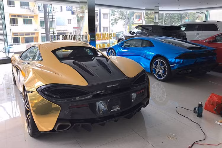 Kết hợp cùng hộp số ly hợp kép 7 cấp SST, xe có thể đạt 0-100 km/h trong 3,2 giây và tốc độ tối đa 328 km/h. Có trọng lượng chỉ 1313 kg, riêng bộ khung sợi carbon của 570S cũng chỉ nặng 80 kg. Vỏ xe được làm từ nhôm có trọng lượng nhẹ. Tại Mỹ, giá của McLaren 570S là 184.900 USD (tương đương 4,03 tỷ đồng).