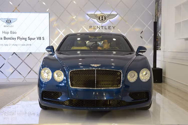 Ngoại hình của Flying Spur V8 S có một số điểm cải tiến đặc biệt so với bản V8 tiêu chuẩn bao gồm: lưới tản nhiệt riêng biệt màu đen, khuếch tán gió sau màu đen bóng và chữ “V8 S” gắn phía sau xe để giúp phân biệt dễ dàng hơn. Tất cả những chi tiết này đều hiện diện trên chiếc Flying Spur V8 S chính hãng đầu tiên về Việt Nam với màu sơn xanh bắt mắt.